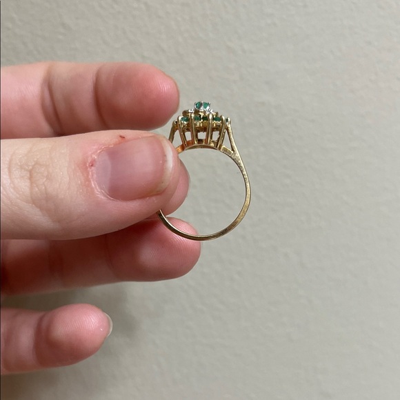 Vintage emerald and diamond 10k flower ring - Picture 2 of 12